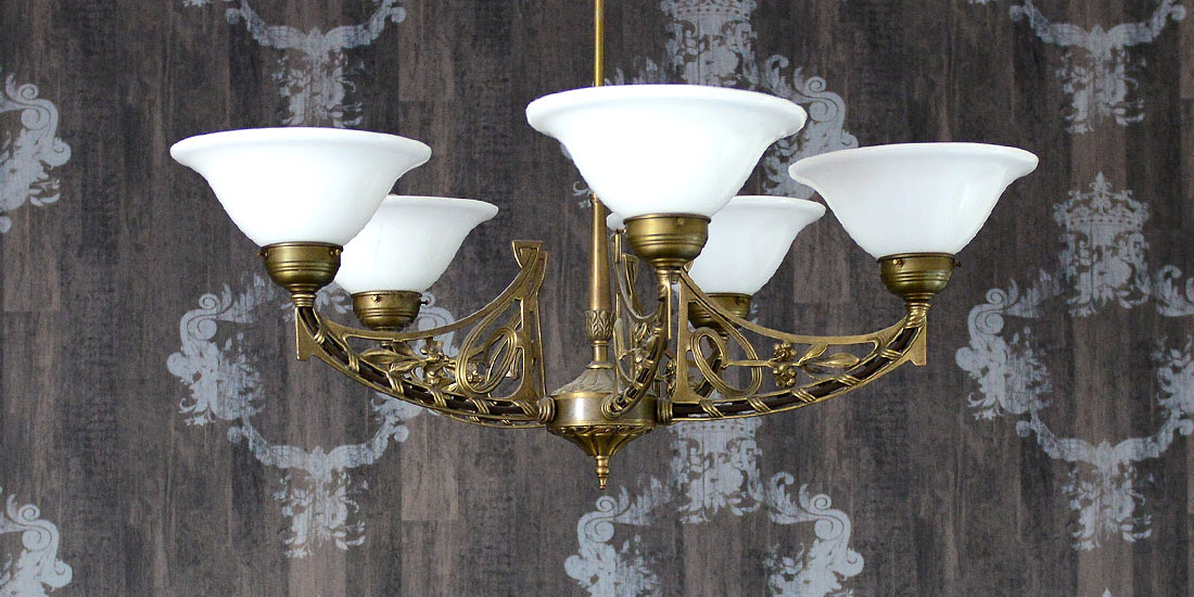 <h2>Umfangreiche Auswahl an</h2><h1>Original Berliner Messinglampen</h1><p>Unsere Messing - Leuchten, die in Berlin von Hand montiert werden, lassen Räume in warmem Licht erstrahlen.</p>